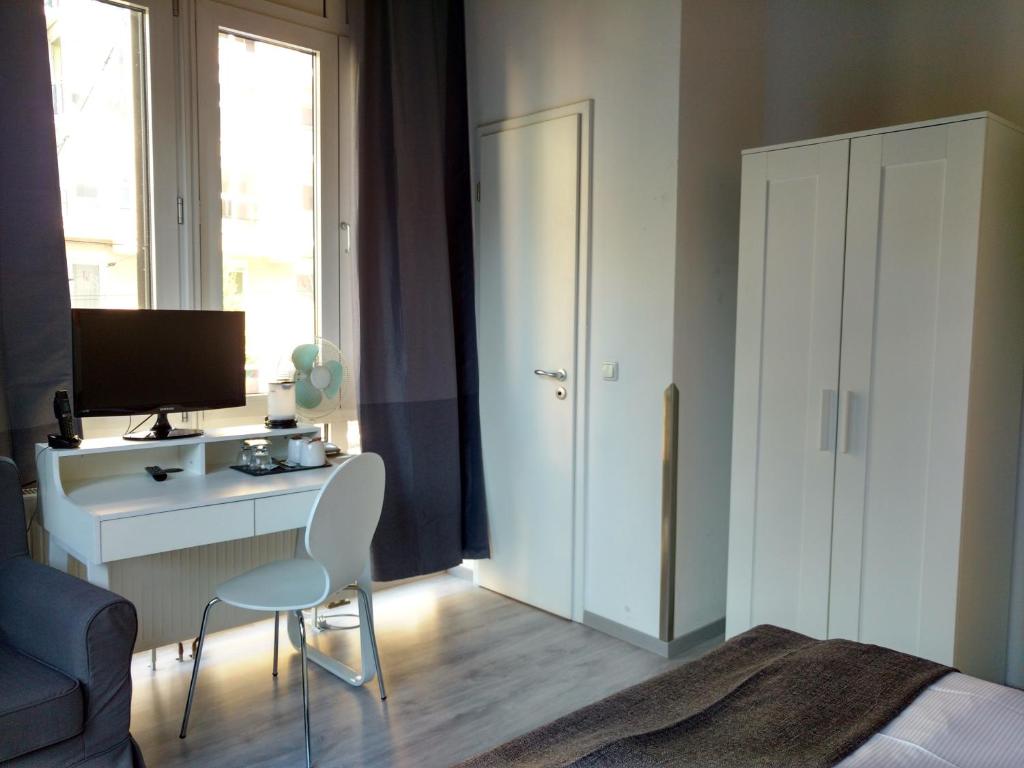 Zimmer mit Arbeitsbereich